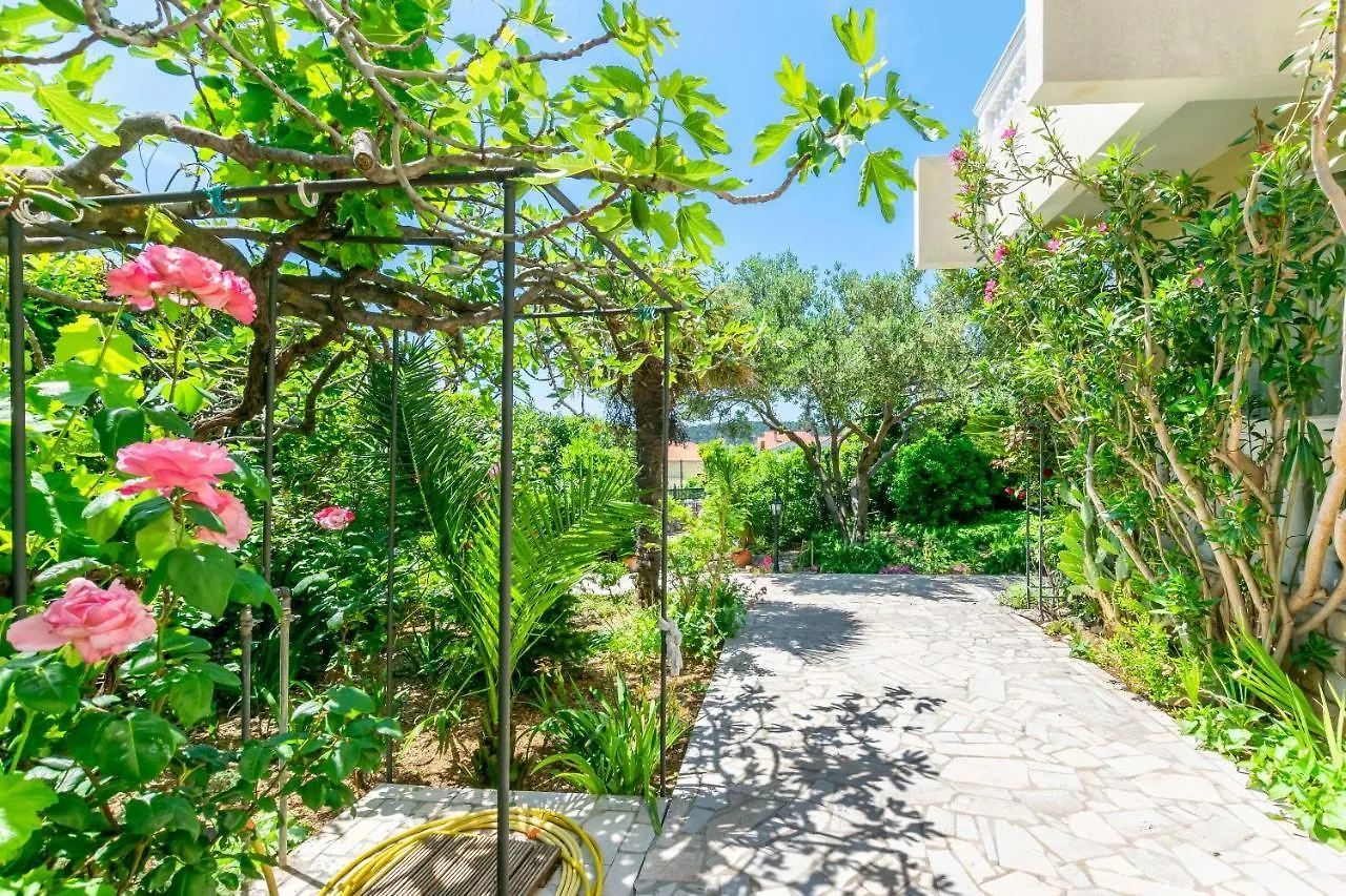 Apartments Rada I Stanislav Barbat na Rabu 0*,  Croatia