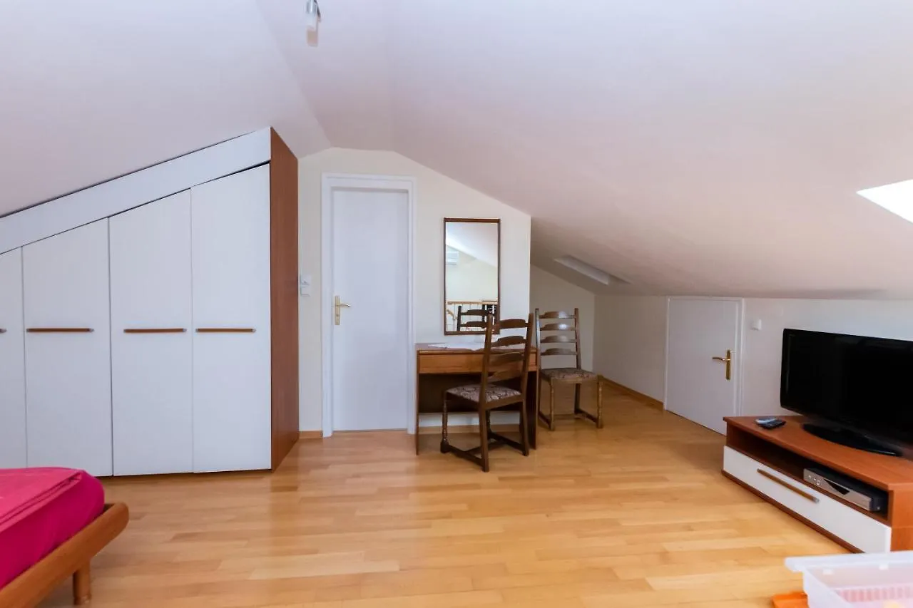 Apartments Rada I Stanislav Barbat na Rabu 0*,  Croatia